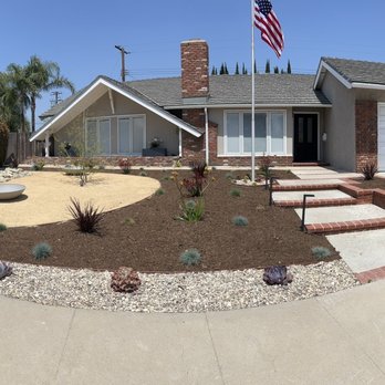 Hillside Pavers - Front planter - Landscaping Near Me Hillside Pavers - Front planter - Landscaping Near Me