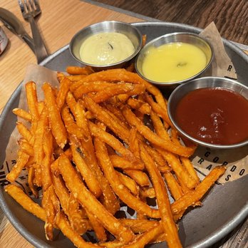 Gordon Ramsay Burger - Sweet Potato Fries - Salad Near Me - Chicago, Illinois