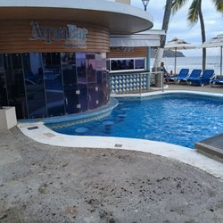 Oceano Palace y Luna Palace - This was the swim up bar. It's now taped off and closed down. There is no swim up bar
