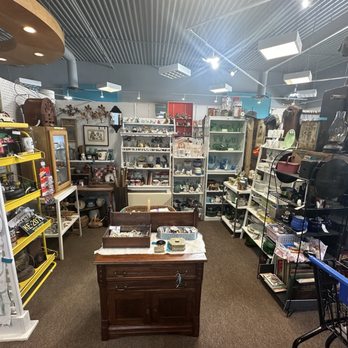 Michiganders Antiques and Colletibles - Antiques Near Me - Birch Run, Michigan Michiganders Antiques and Colletibles - Antiques Near Me - Birch Run, Michigan