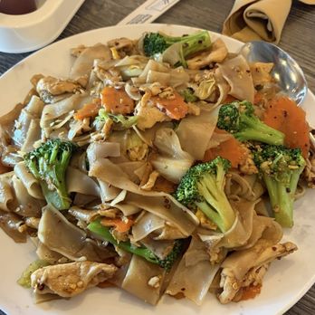 Thai Recipe Bistro - Pad See Ew with chicken - Thai Near Me - Phoenix, Arizona Thai Recipe Bistro - Pad See Ew with chicken - Thai Near Me - Phoenix, Arizona