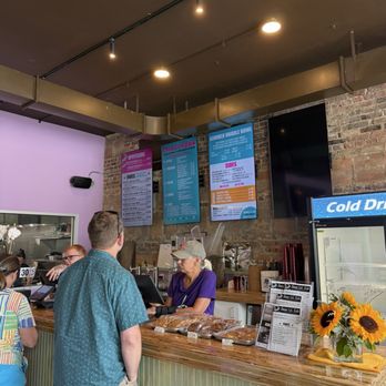 Lona’s Lil Eats - Inside - Barbeque Near Me - Kirkwood, Missouri