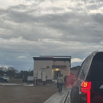 Swig - a man walking down a sidewalk next to a parked car - Desserts Near Me - Richmond, Texas Swig - a man walking down a sidewalk next to a parked car - Desserts Near Me - Richmond, Texas