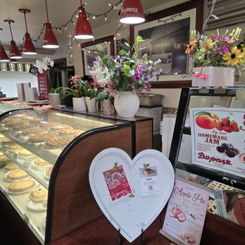 Du-Par's Restaurant - Pie! - Bakeries Near Me - Los Angeles, California