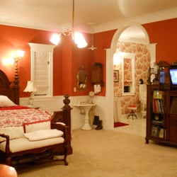 Tin Lizzie Inn - Bedroom of the Bed and Breakfast