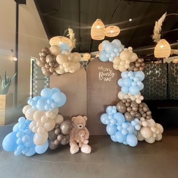 916Pop - Custom balloon decor for a "We Can Bearly Wait" baby shower, soft and sweet for a special celebration. - Balloon Services Near Me
