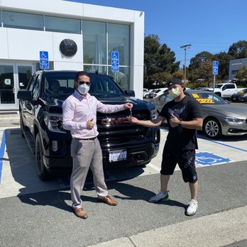 Hanlees Hilltop GMC - Justin handing over my new keys for my new 2020 GMC Sierra 1500 Elevation Edition - Car Dealers Near Me - Richmond, California