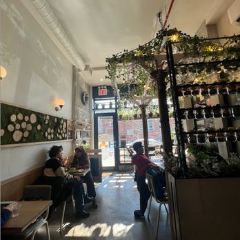 Bee Cafe - Interior - Cafes Near Me - Woodside, New York