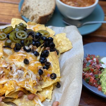 Raleigh's Pub - Nachos with chicken and bowl of chili - American Near Me - Berkeley, California