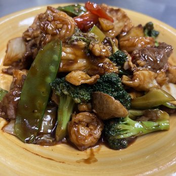 Ginger Beef Chinese Deli - Triple Delight with snow peas, broccoli, white onion shrimp, chicken, beef. - Chinese Near Me - Lorton, Virginia Ginger Beef Chinese Deli - Triple Delight with snow peas, broccoli, white onion shrimp, chicken, beef. - Chinese Near Me - Lorton, Virginia