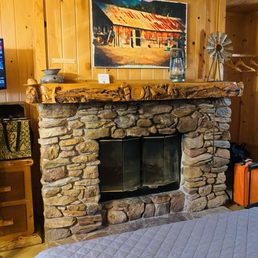 Great Fire place but it was too warm to enjoy. Great Fire place but it was too warm to enjoy.