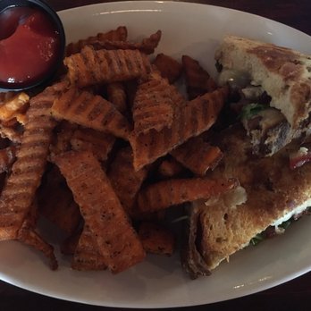 Perfect Pear Bistro - Not a fan of the sweet potato fries but the cheese sandwich was tasted - New American Near Me - Tempe, Arizona