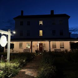 Wakefield Inn Restaurant - Night view