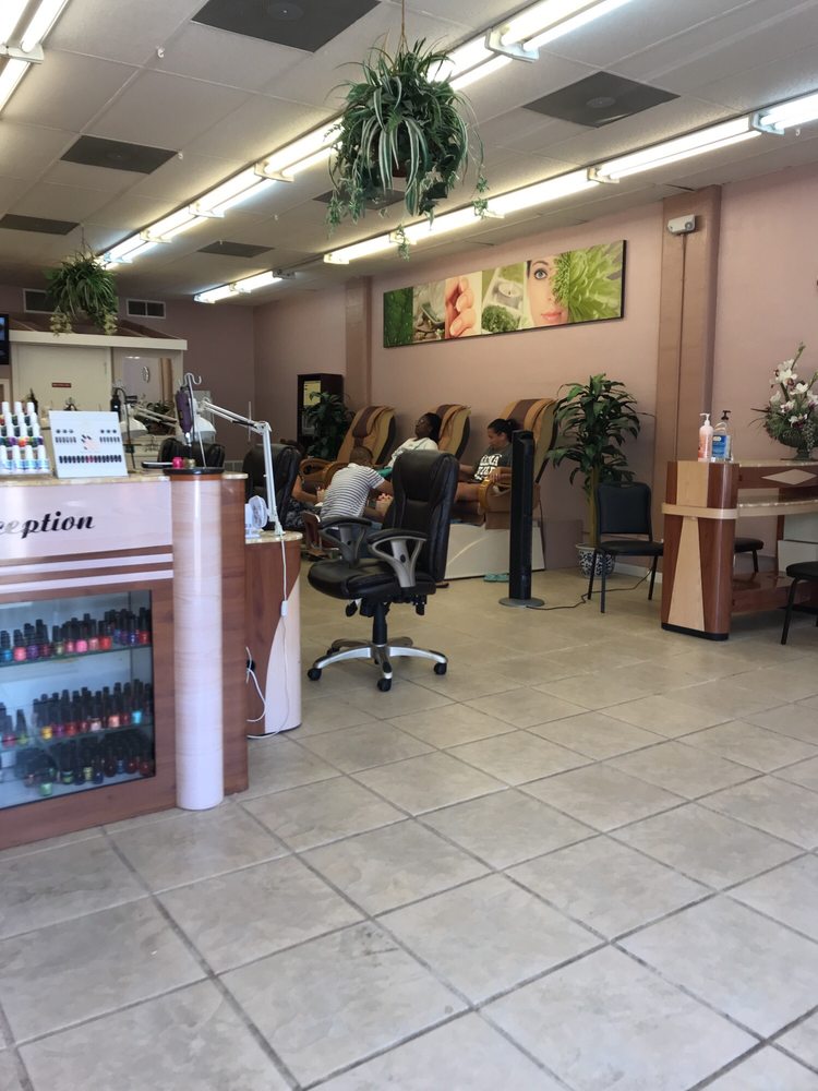 Lena Nails Logo
