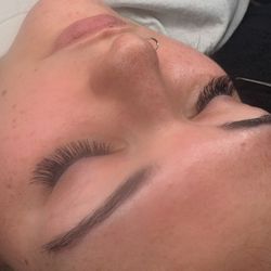 Lush Lash & Brow Lounge - Full set of classic lashes