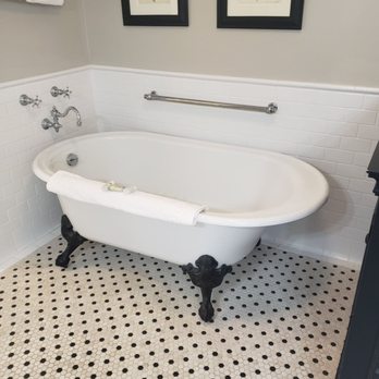 The Beaufort Inn - Soaking claw tub - Bed & Breakfast Near Me - Beaufort, South Carolina