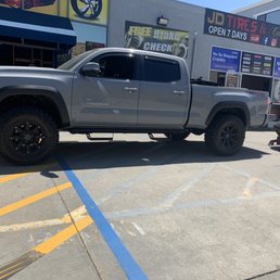 New wheels and tires 3in lift. Nuevas llantas y rines está levantada 3 pulgadas New wheels and tires 3in lift. Nuevas llantas y rines está levantada 3 pulgadas