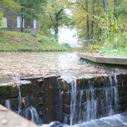 Staatspark Wilhelmsbad - Nochmal der kleine Wasserfall im Park