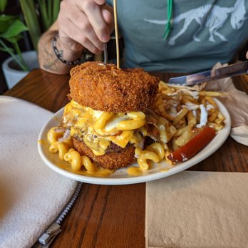 La Belle et la Boeuf - a plate of macaroni and cheese sandwich - Burgers Near Me - Saint-Jérôme, Quebec La Belle et la Boeuf - a plate of macaroni and cheese sandwich - Burgers Near Me - Saint-Jérôme, Quebec