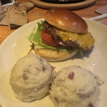 Applebee's Grill + Bar - American Near Me - Staten Island, New York
