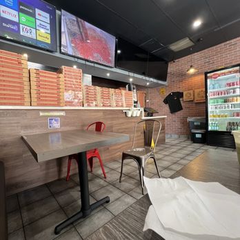 Fat Tomato Pizza - Interior - Pizza Near Me - Los Angeles, California Fat Tomato Pizza - Interior - Pizza Near Me - Los Angeles, California