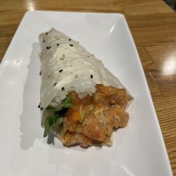 Shiso Sushi Bar - Spicy Salmon Hand Roll on Soy Paper - Sushi Bars Near Me - Los Angeles, California Shiso Sushi Bar - Spicy Salmon Hand Roll on Soy Paper - Sushi Bars Near Me - Los Angeles, California