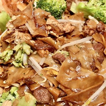 Diho Siam - Pad Se-iew. Sweet & savory. Flat noodles are soft and fun to chew on. Firm broccoli balances the textures and adds mild, earthy flavors. - Thai Near Me - Mission Viejo, California