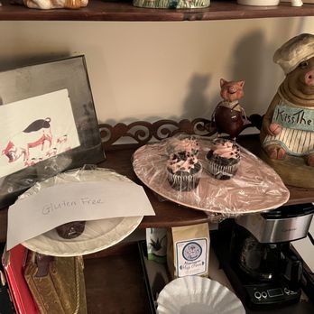 The White Pig Bed & Breakfast - Cupcakes and gluten free cupcakes set out for our arrival - Bed & Breakfast Near Me - Schuyler, Virginia
