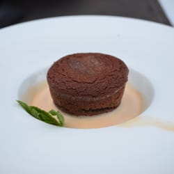 Mandarina - chocolate cake in an orange sauce