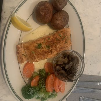 Mint Bar & Grill - Salmon with veggies, potatoes and a side of sautéed mushrooms. - Bars Near Me - Lewistown, Montana Mint Bar & Grill - Salmon with veggies, potatoes and a side of sautéed mushrooms. - Bars Near Me - Lewistown, Montana