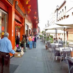 Restaurant Bar Oriental - entrada y mesas en el exterior.