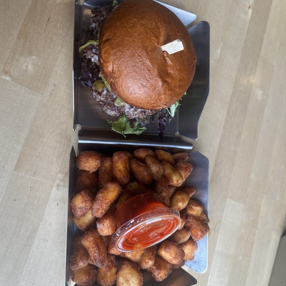 300 Suns Brewing - Hatch chili burger and cheese curds! Those cheese curds are the best - Brewpubs Near Me - Longmont, Colorado 300 Suns Brewing - Hatch chili burger and cheese curds! Those cheese curds are the best - Brewpubs Near Me - Longmont, Colorado