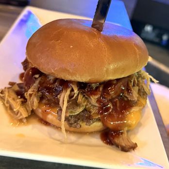 Fozzys Bar & Grill - Smokehouse burger - Sports Bars Near Me - Franklin, Tennessee