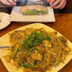 Le Lai Eastern Restaurant - Singaporean meifun and goicun (or summer rolls)