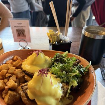 UT47 Kitchen & Bar - Chicken Sausage Eggs Benedict - Breakfast & Brunch Near Me - New York, New York