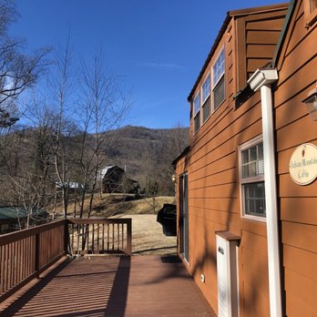 Engadine Inn and Cabins - Side view of cabin - Bed & Breakfast Near Me - Candler, North Carolina