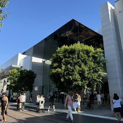 Apple The Grove - July 26 2024 - What a nice big Apple Store