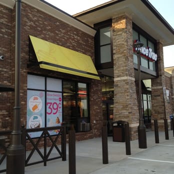 RaceTrac - Nice, tables outside, gas $3.25... - Gas Stations Near Me - Gainesville, Georgia