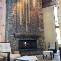 Mandara Spa - Fireplace in the lounge