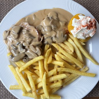 Hotel Oberland - Pork with mushroom sauce - Hotels Near Me - Lauterbrunnen, BE Hotel Oberland - Pork with mushroom sauce - Hotels Near Me - Lauterbrunnen, BE