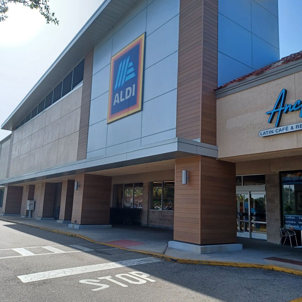 ALDI - the exterior of a grocery store - Grocery Near Me - Winter Park, Florida