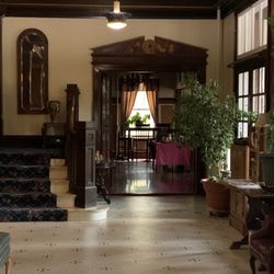 Historic Union Hotel - Off lobby/ cluttered room that could be a real cool Place!