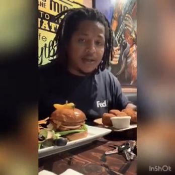 Corner Joint - Reviewing the pastor burger and macaroni bites - Pizza Near Me - Lawndale, California