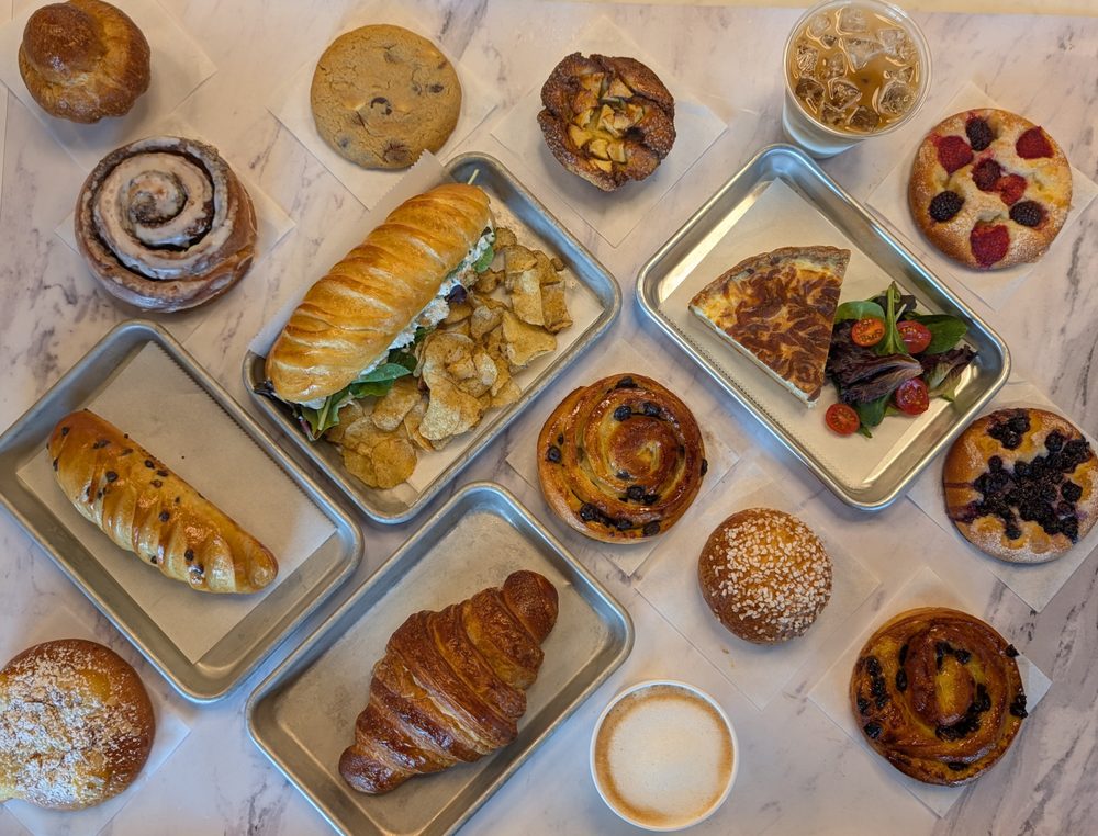 Brioche Bakery & Café Logo