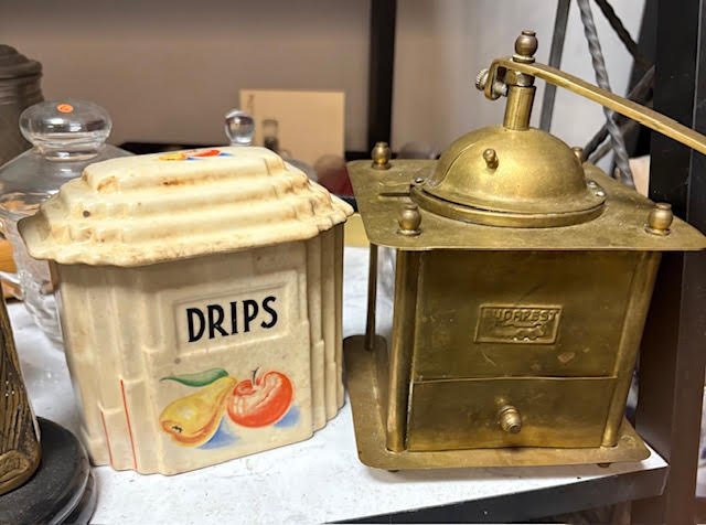 Pennies & Feathers Gemstones Logo