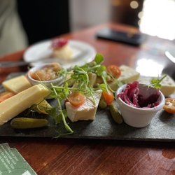 Teuchters - Cheese plate, apple chutney, pickled onion