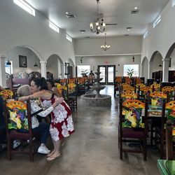 El Paraiso Family Mexican Restaurant - Dining room