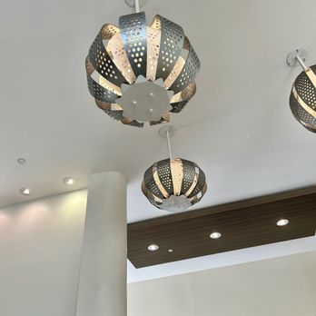Holiday Inn Express Waikiki - Lobby lights - Hotels Near Me - Honolulu, Hawaii