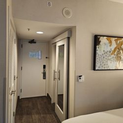 Crowne Plaza Seattle-Downtown - Halfway to the front door and the sliding mirrored bathroom door is to the right