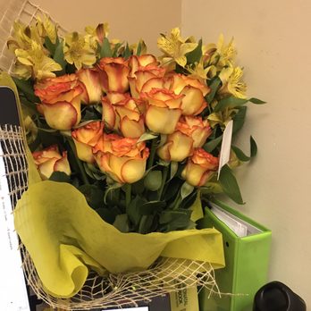 Vons - Pretty flowers I wrapped myself for a coworker's birthday - Grocery Near Me - Los Angeles, California